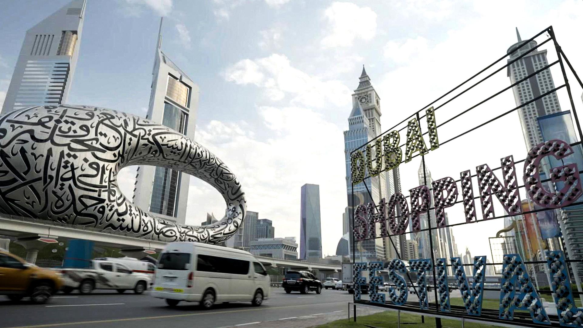 Straßenszene in Dubai mit modernen Hochhäusern