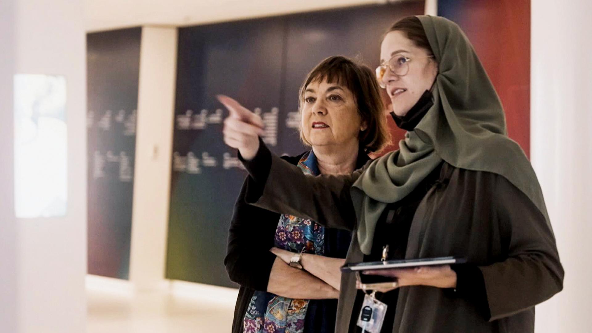Zwei Frauen mit Blick in gemeinsame Richtung