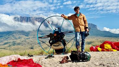 "Abenteuer Brasilien – Ein Land wie ein Kontinent (1/5) - Vom Ipanema-Strand zum heiligen Berg": Sylvestre Campe ist der "Propellermann vom Zuckerhut". Mit seinem Paramotor entdeckt der deutsche Abenteurer mit der Wahlheimat Rio de Janeiro ein uns unbekanntes Brasilien.