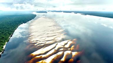 "Abenteuer Brasilien – Ein Land wie ein Kontinent (2/5) - Der Rio Negro - Von São Gabriel bis Manaus": Sandbänke im Alto Rio Negro: Visuell atemberaubend, aber tatsächlich ein deutlich sichtbares Zeichen von zunehmender Trockenheit und Dürre im Norden Brasiliens.
