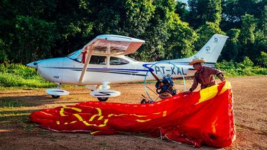 "Abenteuer Brasilien – Ein Land wie ein Kontinent (4/5) - Von Santarém bis Cuiabá": Mit seinem Paramotor ist Sylvestre Campe auf der Landebahn des schweiz-brasilianischen Farmers Florian Diez in Nova Mutum gelande