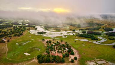 "Abenteuer Brasilien – Ein Land wie ein Kontinent (5/5) - Jaguare und Kaimane - Artenreiches Pantanal": Die Fazenda Baia das Pedras mitten im größten Binnenfeuchtgebiet der Welt, dem Pantanal.