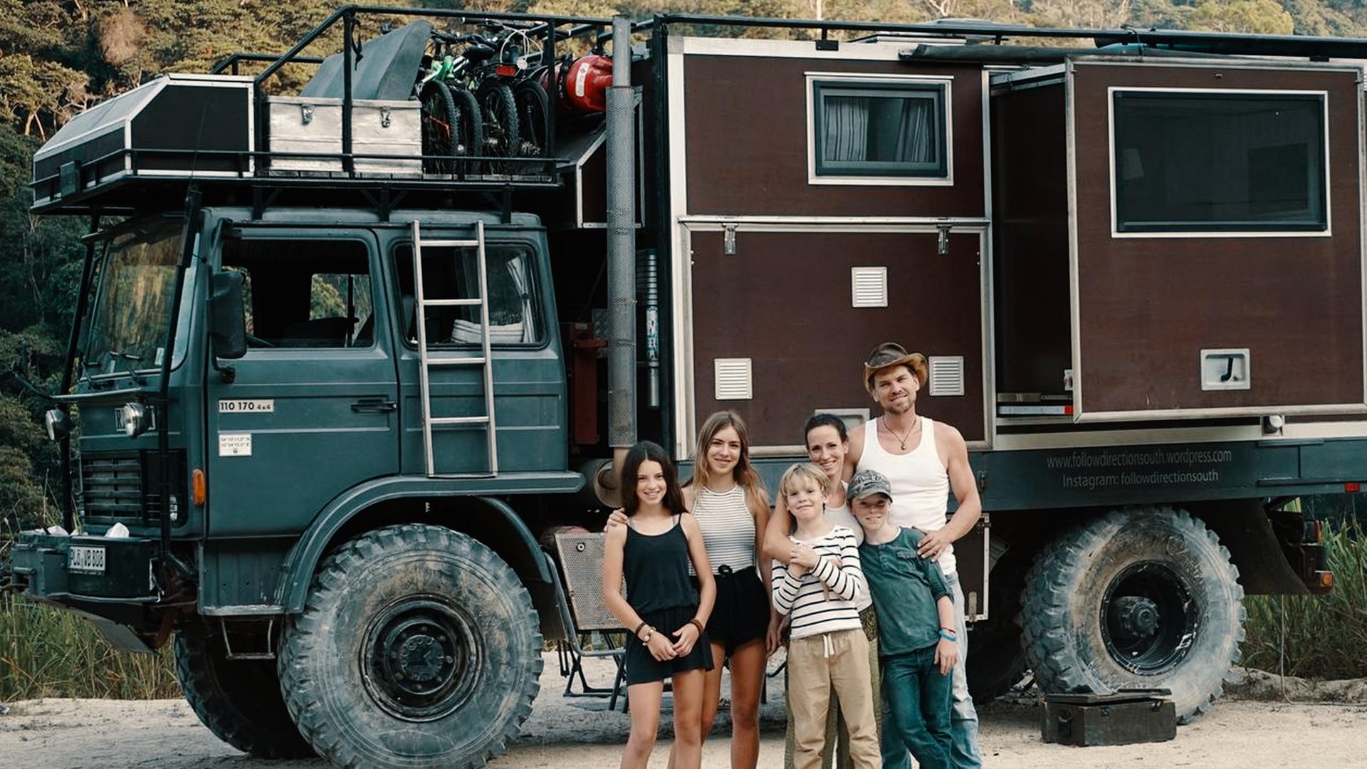 Familie von Bargen vor ihrem LKW "Roger", den sie selbst ausgebaut hat.