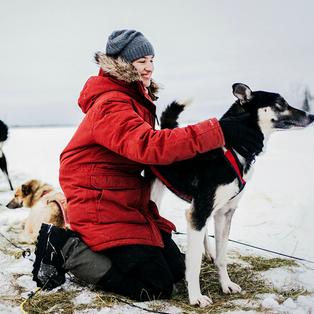 Eine Streicheleinheit für die Huskys von Martina Schweizer