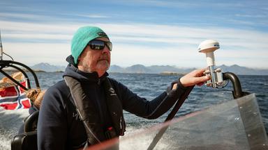 Ein Mann am Steuer eines Speedboots.