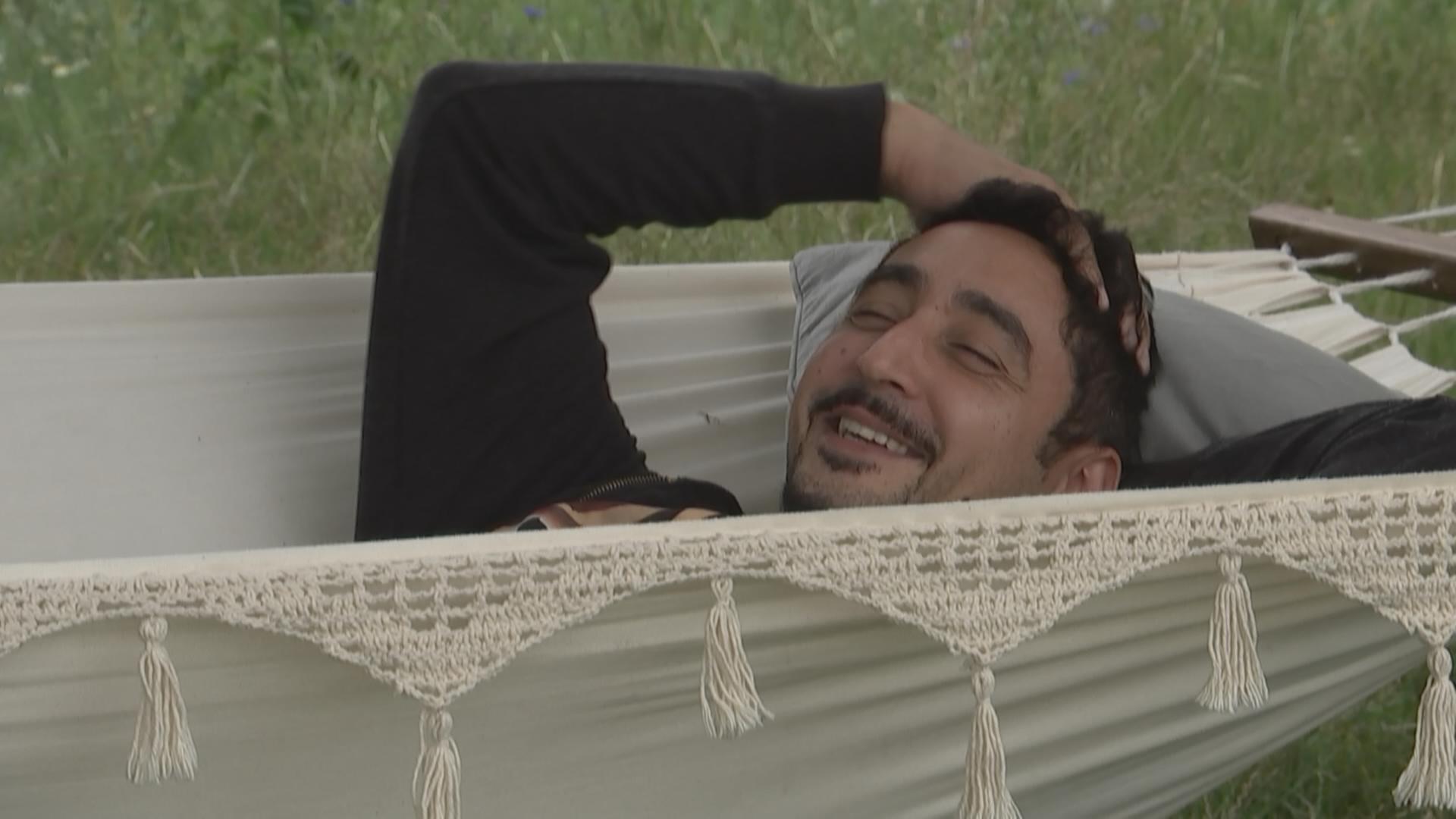 Rapper Eko Fresh in der Hängematte