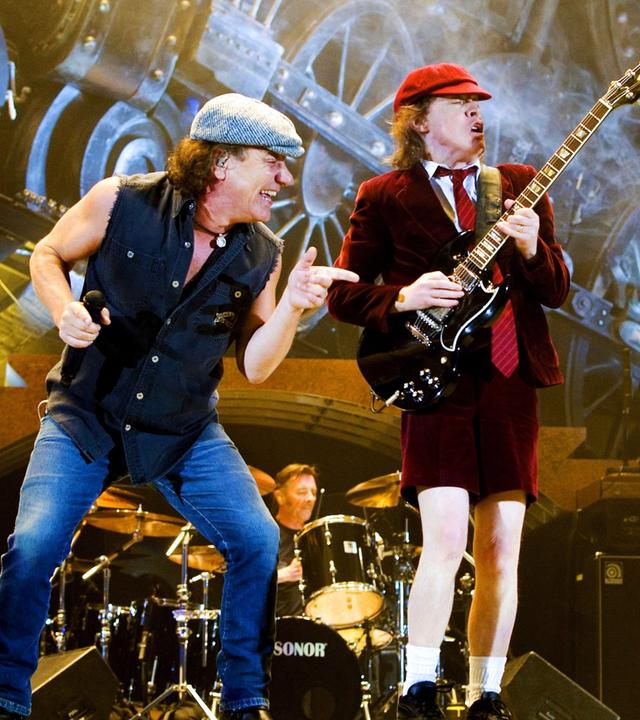 Bryan Johnason mit Band AC/DC auf der Bühne.