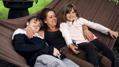 Auf dem Bild sind man eine junge Frau in einer Hängematte mit ihren Kindern. Rechts ihre Tochter Amelie, vielleicht 7 Jahre und links ihren Sohn Jason, etwa 12 Jahre alt. 