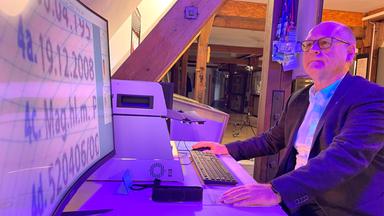 Ein Mann an einem Schreibtisch.