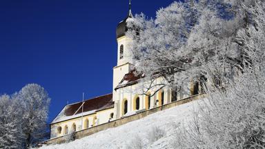 Ansicht einer Kirche im Winter.