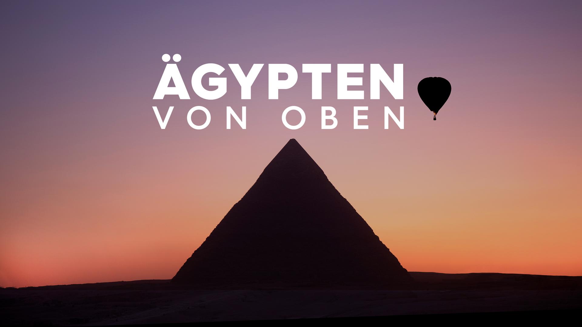 Pyramide und Heißluftballon im Gegenlicht
