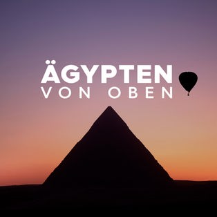 Pyramide und Heißluftballon im Gegenlicht