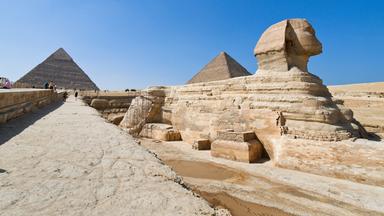 Die Sphinx vor den Pyramiden von Gizeh