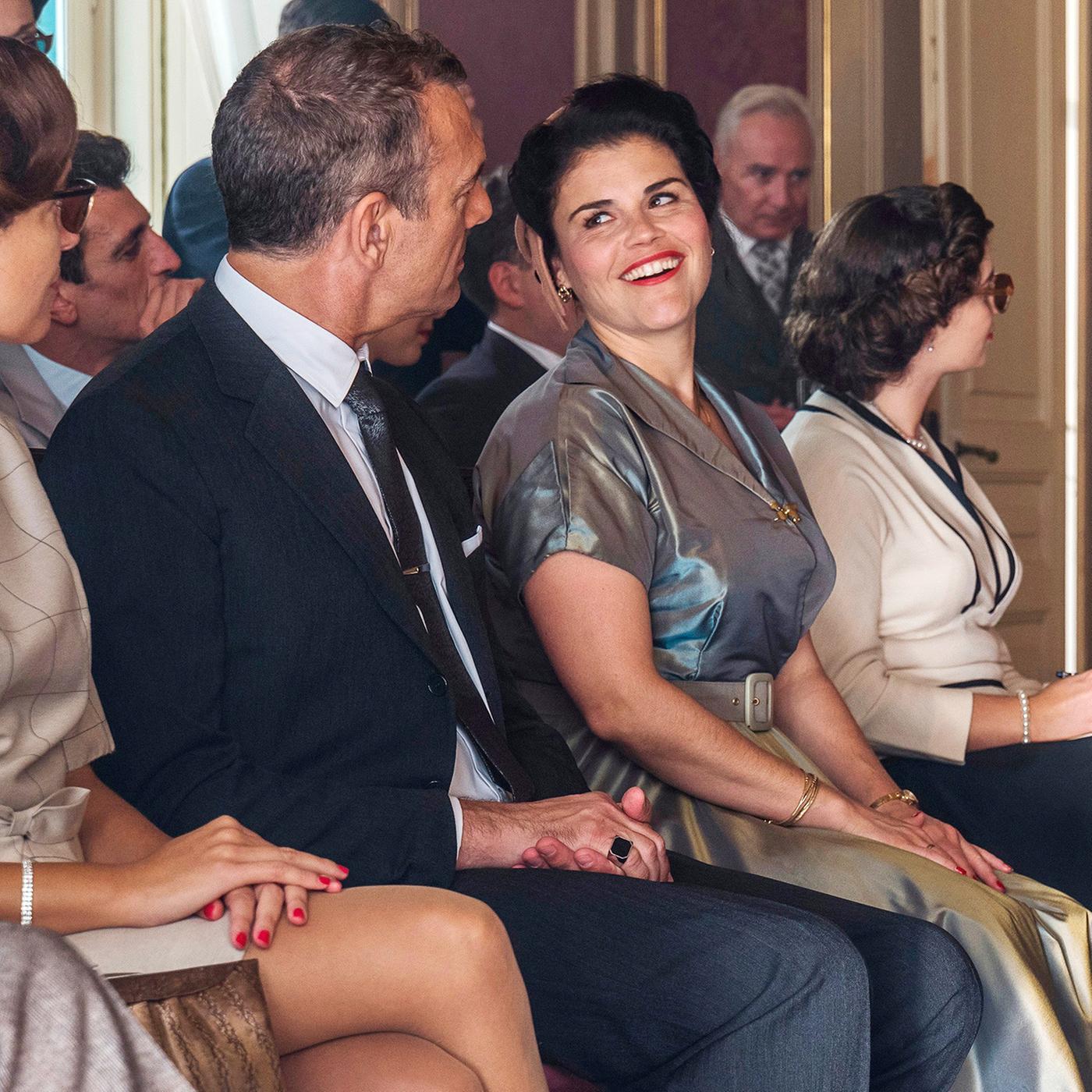 Aenne Burda (Katharina Wackernagel, dritte von links) genießt die Pariser Modeschau.