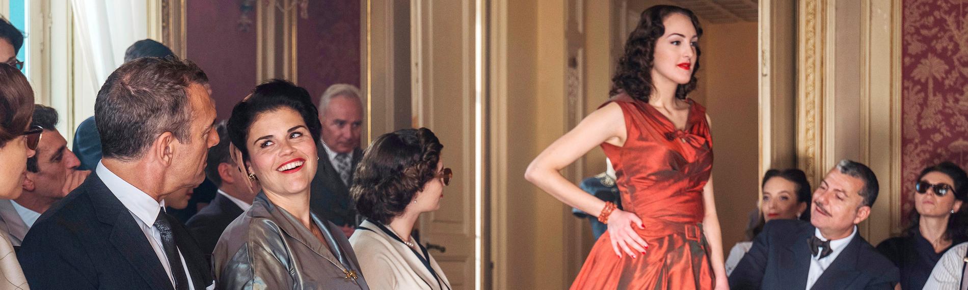 Aenne Burda (Katharina Wackernagel, dritte von links) genießt die Pariser Modeschau.