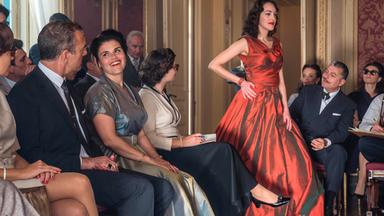 Aenne Burda (Katharina Wackernagel, dritte von links) genießt die Pariser Modeschau.