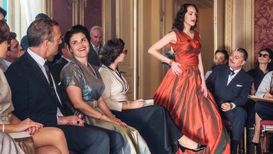 Aenne Burda (Katharina Wackernagel, dritte von links) genießt die Pariser Modeschau.