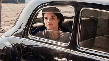 Aenne Burda (Katharina Wackernagel) bei ihrer Ankunft in Italien.