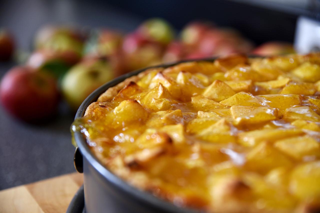 Ein Apfelkuchen noch in der Backspringform