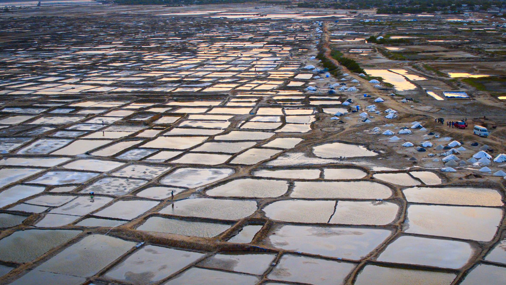 Salinen aus der Vogelperspektive im Abendlicht.
