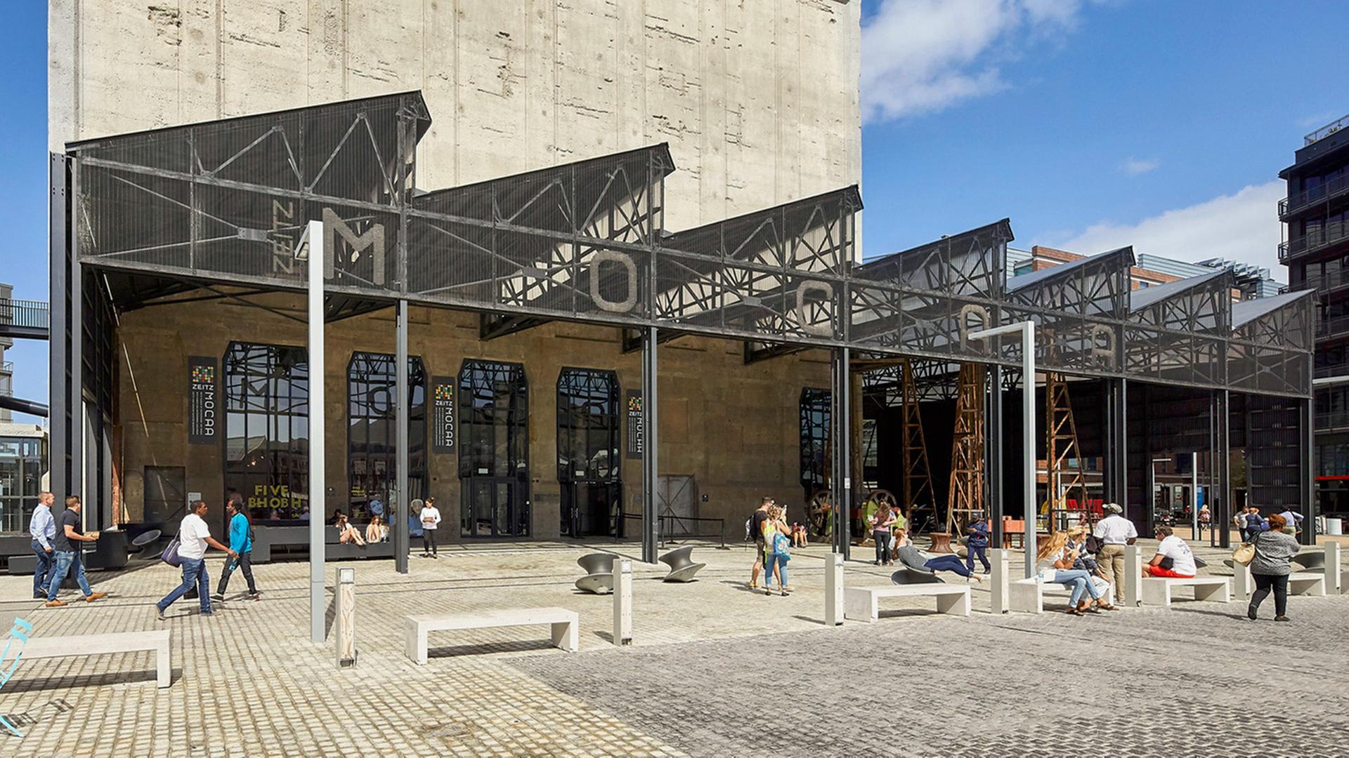 Der Eingang des Zeitz Museum Of Contemporary Art Afrika (MOCAA) in Kapstadt, Südafrika.