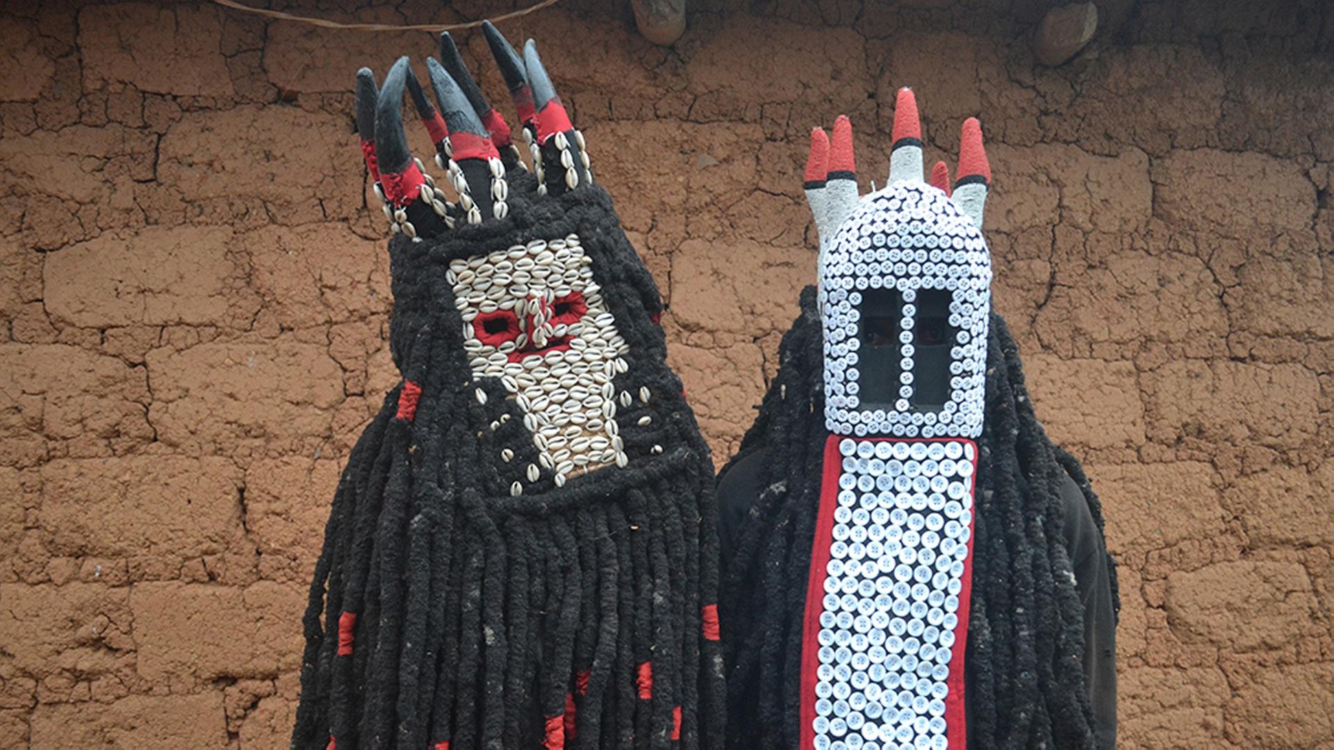 Zwei traditionelle afrikanische Masken.