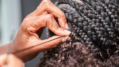 Afrohaar wird in Braids geflochten