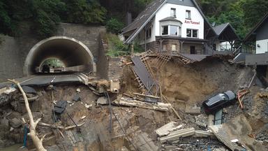 Die Bundesstraße, die durch das Ahrtal führt, ist bei Altenahr hinter einem Tunnel durch die Flut weggerissen worden.