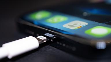 iPhone-Ladekabel wird in Handy gesteckt
