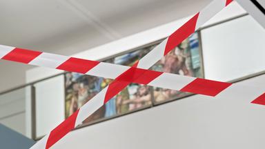 Ein Absperrband hängt im Rahmen des Aktionstag #BerlinistKultur gegen drohende Kürzungen im Museum Berlinische Galerie