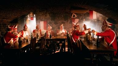 Ein Karnevalsverein in einem Gewölbekeller.