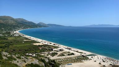 Ein Strand aus der Vogelperspektive.