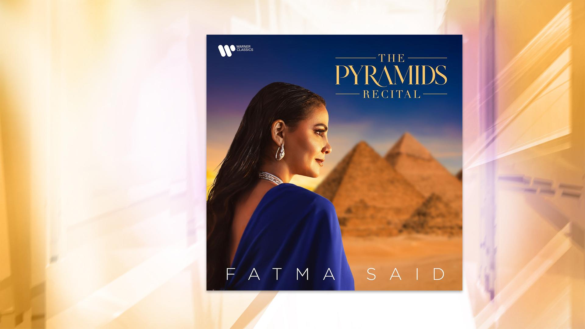 Das Cover des Albums "The Pyramids Recital", auf dem Sängerin Fatma Said im Profil zu sehen ist und im Hintergrund die Pyramiden.