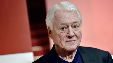 Alexander Kluge - Porträtfoto eines älteren Mannes mit weißen Haaren.