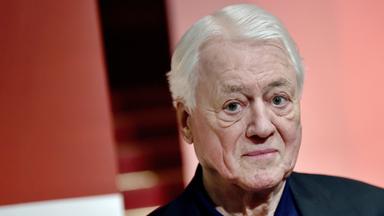 Alexander Kluge - Porträtfoto eines älteren Mannes mit weißen Haaren.