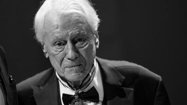 Mann lächelt in die Kamera