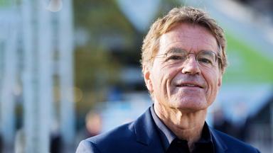 Porträtfoto eines Mannes mit kurzen Haaren und Brille.