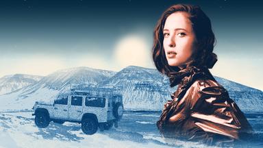 Die Sängerin Alice Merton im Porträt. Im Hintergrund ist ein Geländewagen vor einem Gebirge zu sehen.