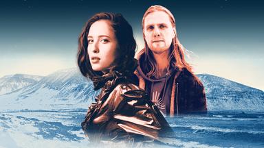 Sängerin Alice Merton mit dem isländischen Sänger Daði Freyr im Porträt, im Hintergrund ist Gebirge zu sehen.