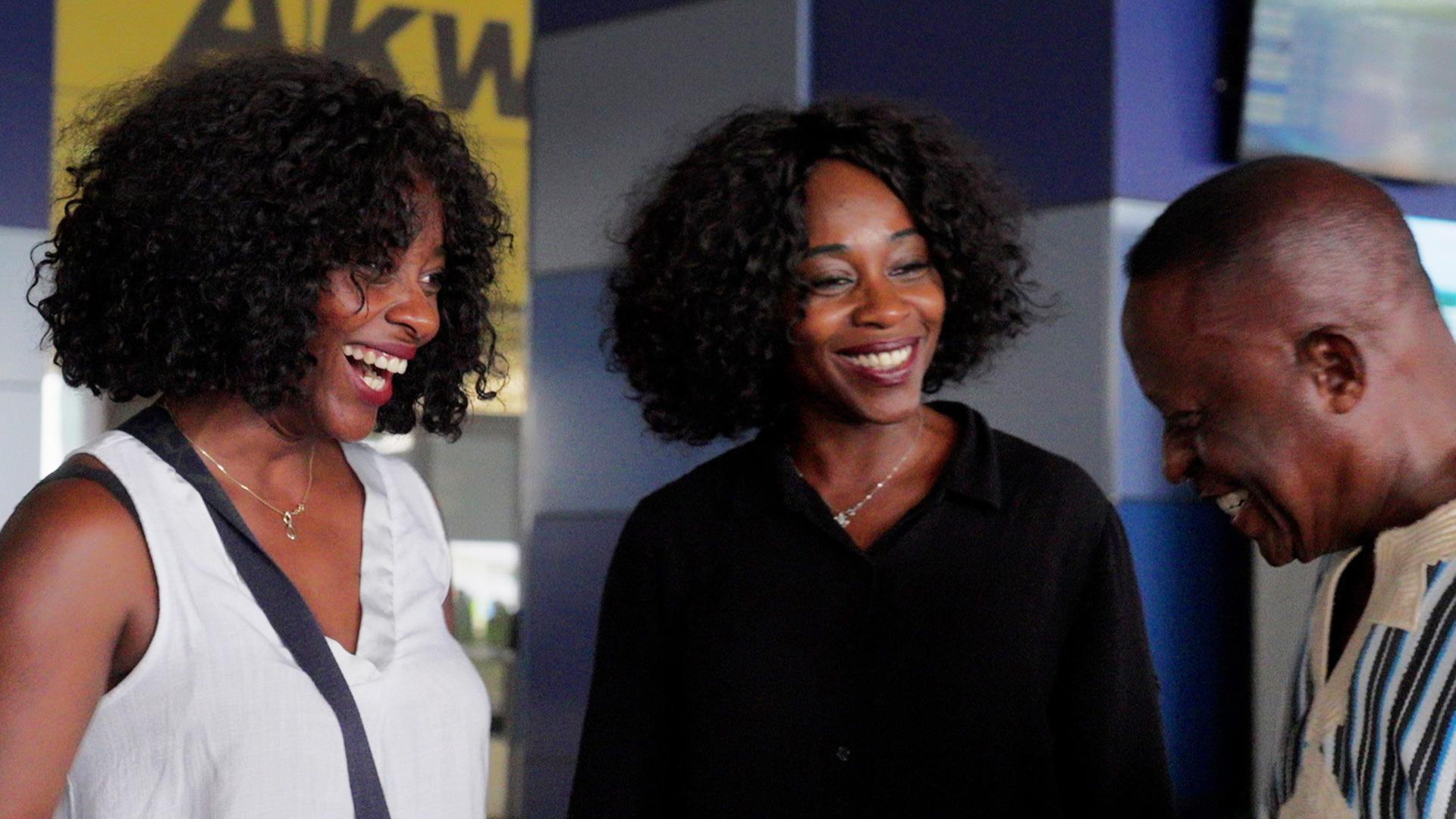 Alicia und Amanda kommen in Accra an und treffen ihren Onkel Nat.