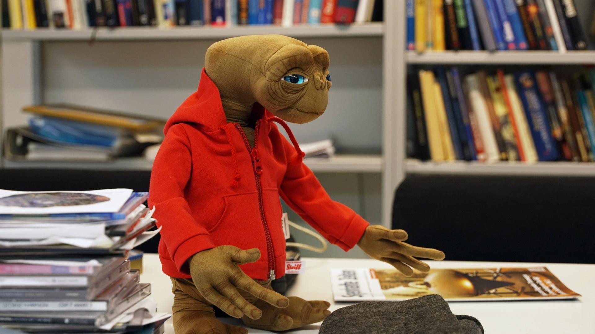 Alien im Büro von Erich von Däniken