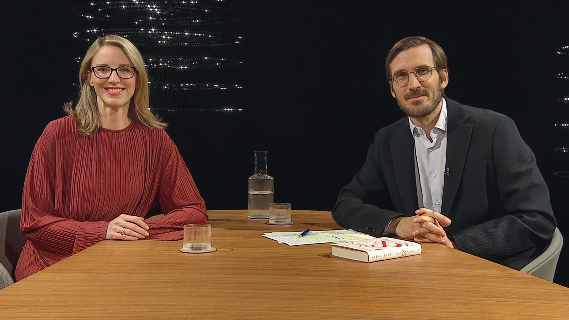 Alina Buyx, Medizinethikerin und Ärztin, mit Moderator Yves Bossart