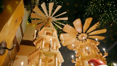 Nahaufnahme von Weihnachtspyramiden.