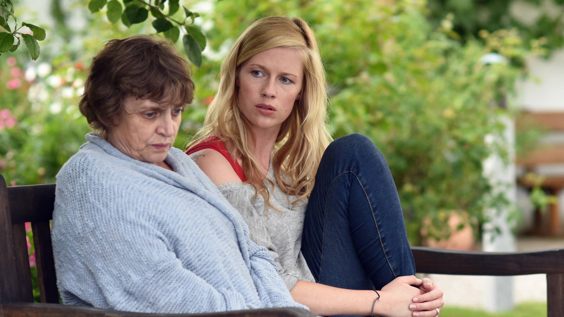 "Marie fängt Feuer - Allein war gestern": Luisa (Katharina Thalbach) und Marie (Christine Eixenberger) sitzen nebeneinander auf einer Parkbank. Marie sieht Luisa an, die nach unten schaut.