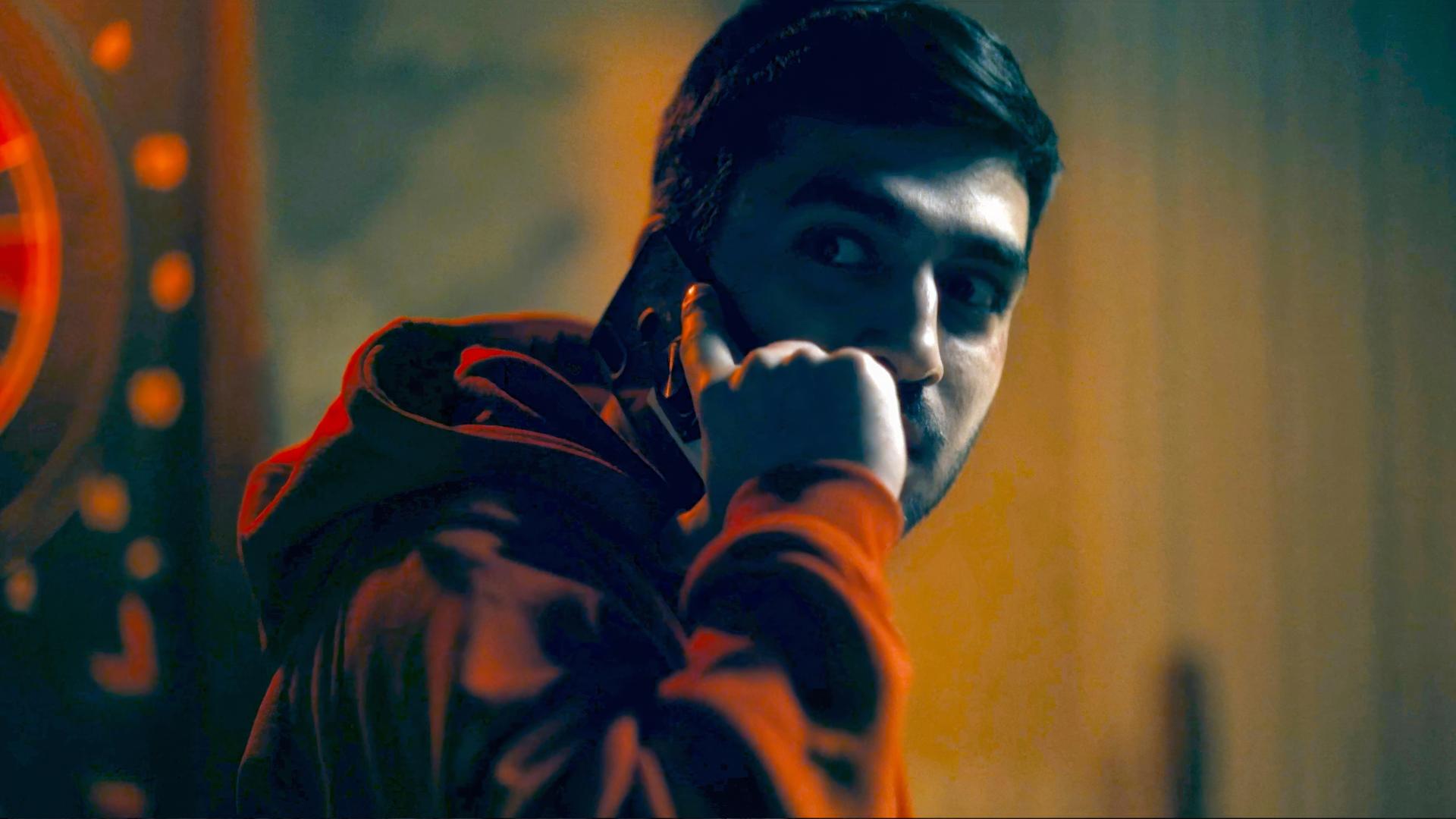 Ein junger Mann telefoniert.