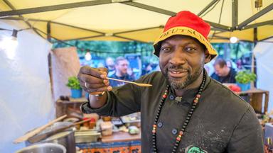 Ein Mann in einem Kochzelt.