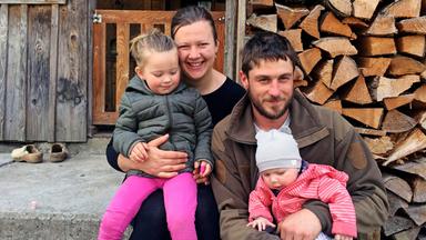 Die Bergbauernfamilie Geser-Greußing aus Bezau im Bregenzerwald: Sarah, Artur und ihre Töchter Anna und Emma