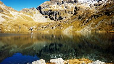 Ein See umgeben von Bergen
