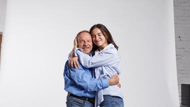 Vater und Kind umarmen sich innig