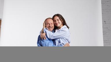 Vater und Kind umarmen sich innig